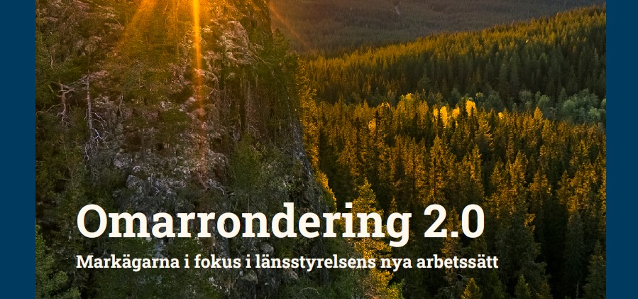 Skog sedd från luften med text.