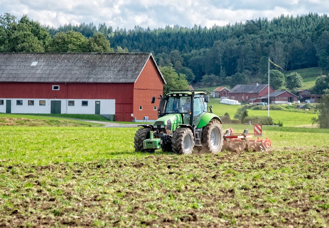 En lada, traktor, åker.